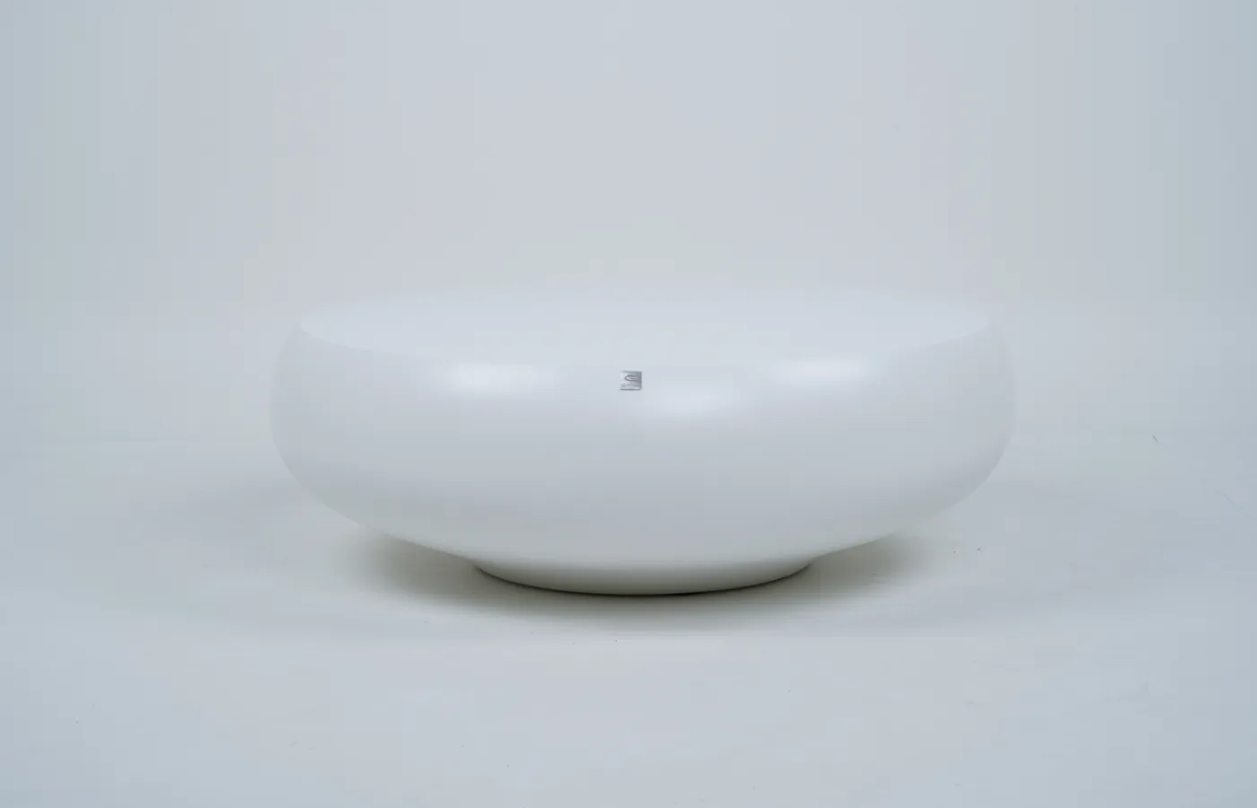 Mesa de centro Ariel em branco para exterior, apresentada isolada sobre fundo neutro.