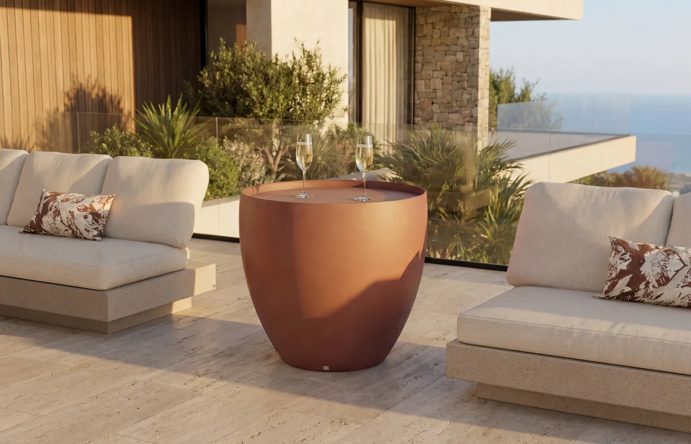 Ambiente de terraço moderno com mesa bar Barrel em cor terracota com sofás Nordic ao lado.