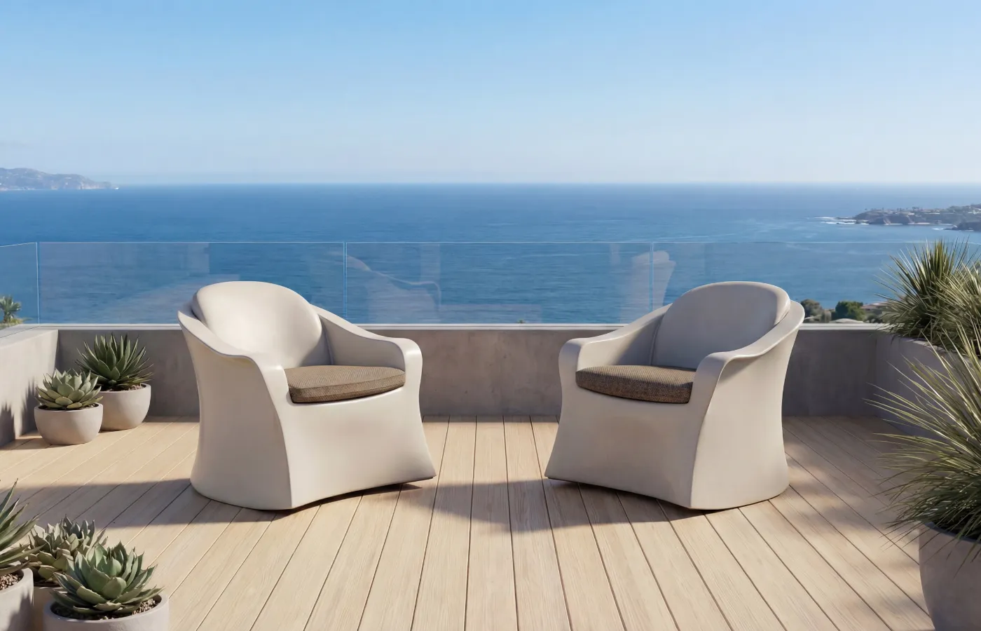 Dois cadeirões Brisa em branco com almofada de assento em terraço exterior com deck em madeira e vista ampla para o mar.