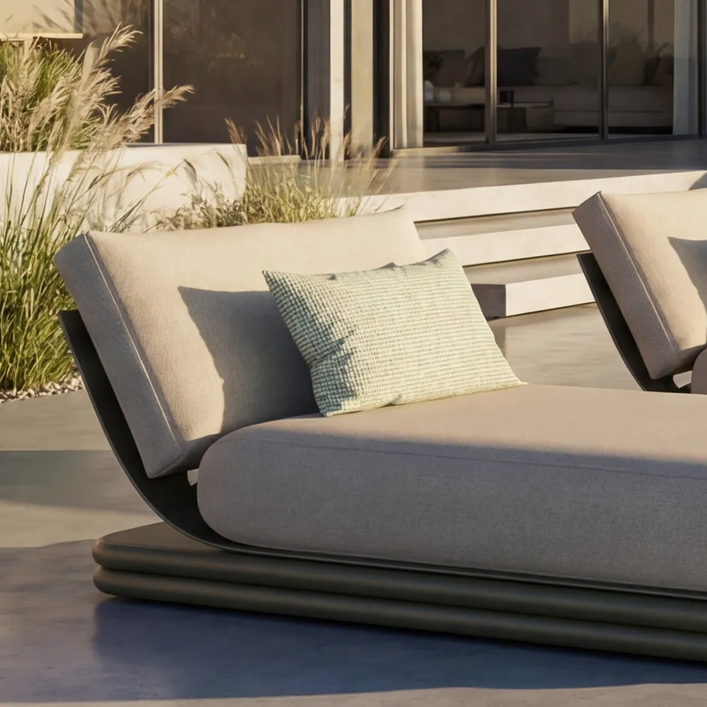 Detail of a green Capri chaise longue with cushion and layered base in soft lines.