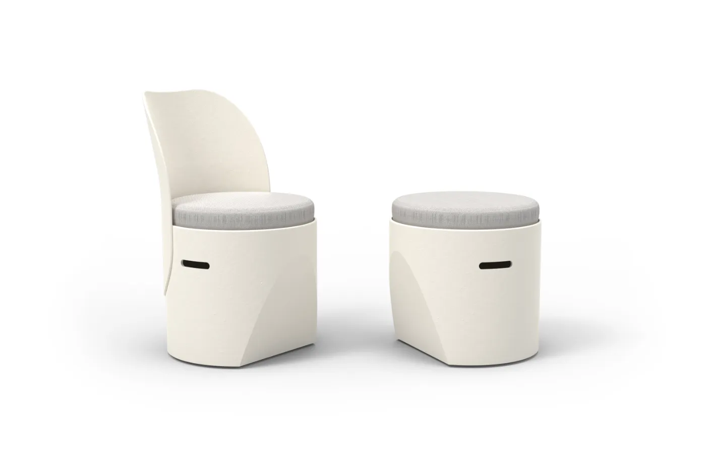 Cadeira e banco Cloe em branco com assentos almofadados e formas compactas, apresentados em fundo neutro.