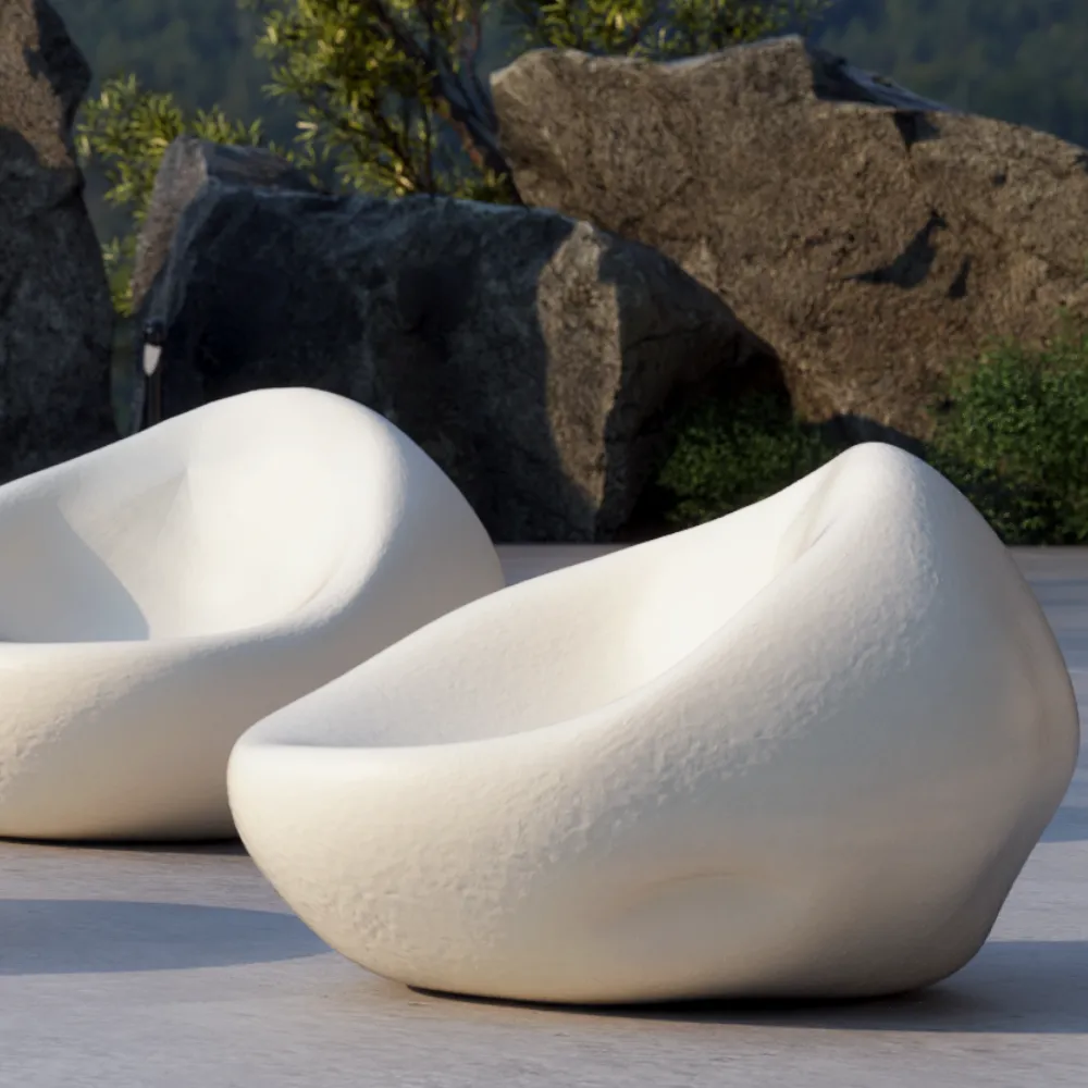 Detalhe do sofá exterior Cobble em branco, mostrando a superfície texturada e o perfil orgânico da estrutura em primeiro plano.