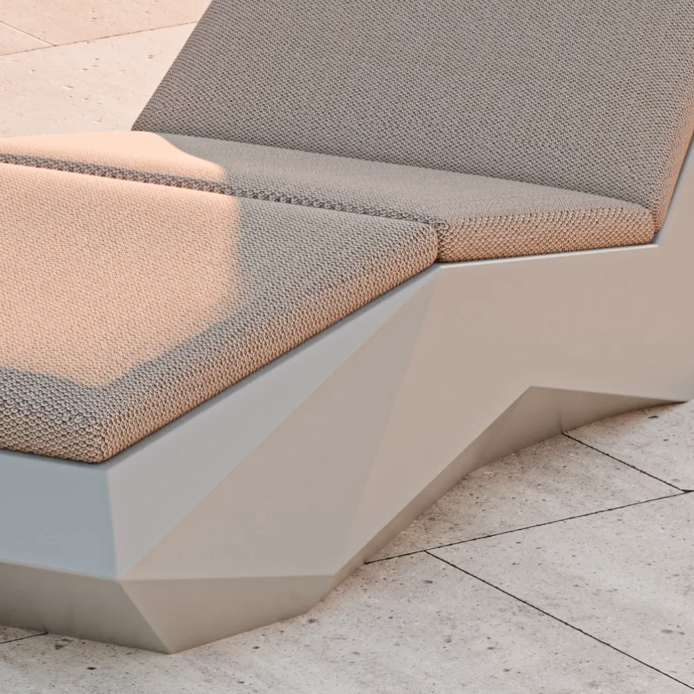 Detalhe da chaise longue Diamond com coxim em tecido e base angular facetada visível na zona do assento.