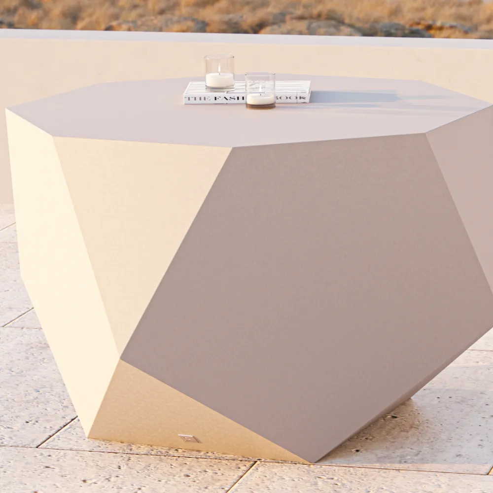 Detalhe da mesa de apoio Diamond em branco para exterior, destacando o tampo poligonal e os planos facetados da estrutura.