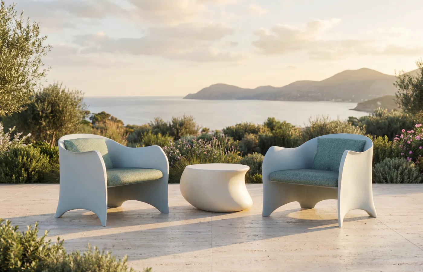 Mesa de apoio Echo para exterior em branco, colocada entre dois cadeirões Oceano em terraço com vista para o mar e jardim.