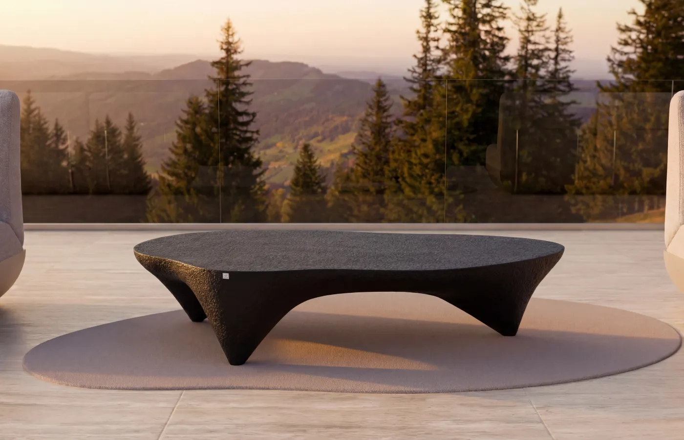 Mesa de centro Ivory para exterior em textura vulcânica, colocada sobre tapete em zona lounge com vista para a serra.