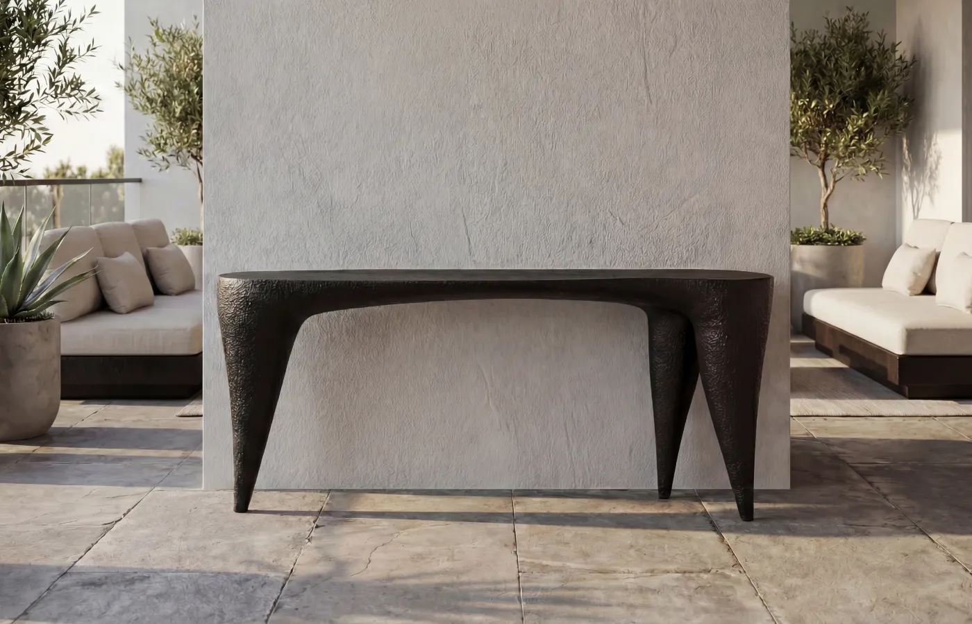 Ambiente de jardim interior moderno com consola Ivory com acabamento em textura vulcânica e sofás Nordic ao fundo.