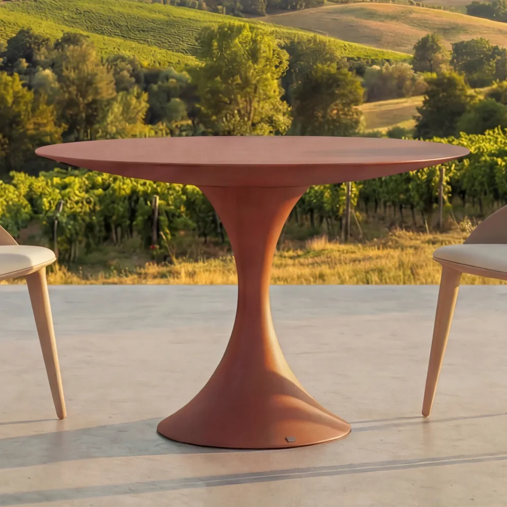 Detalhe da mesa de jantar redonda Jade para exterior em tom terracota, com base central afunilada e tampo de perfil fino.