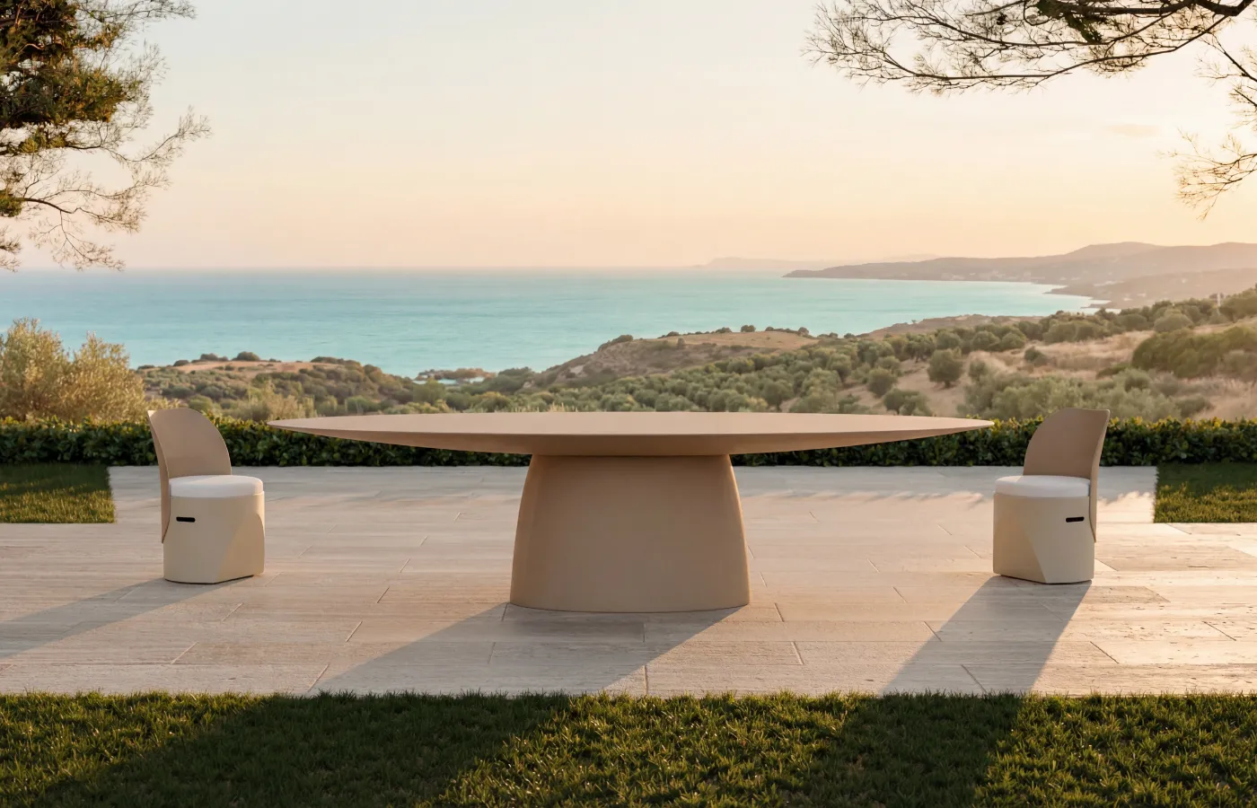 Mesa de jantar oval Magna em beige para exterior, com base central larga, entre duas cadeiras Cloe numa varanda com vista mar.