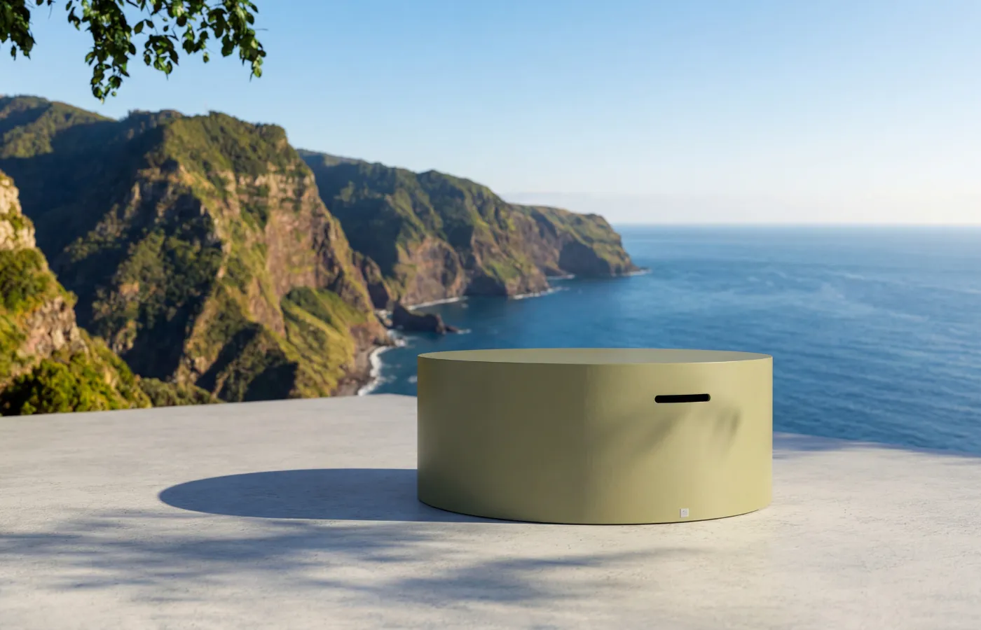 Mesa de centro Magnus para exterior em verde mate, colocada em terraço com vista para o mar e falésia.