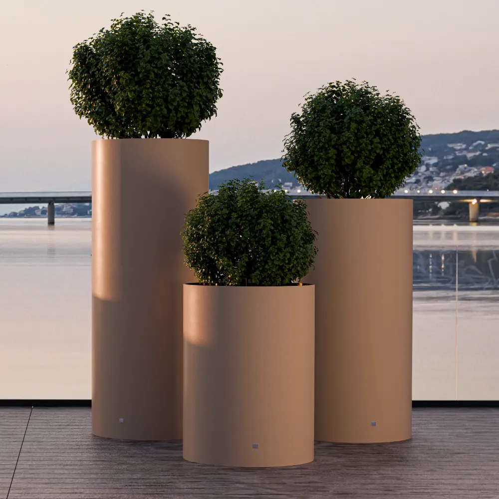 Detalhe de vasos Magnus beges em diferentes alturas, com formas cilíndricas e folhagem densa sobre deck exterior.