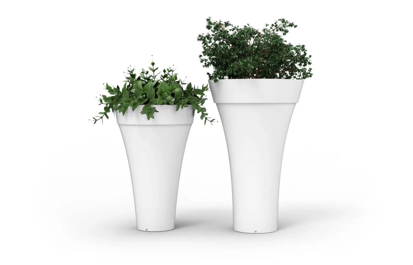 Conjunto de jarrões Maximo brancos em duas alturas, com formas cónicas e plantas verdes sobre fundo neutro.