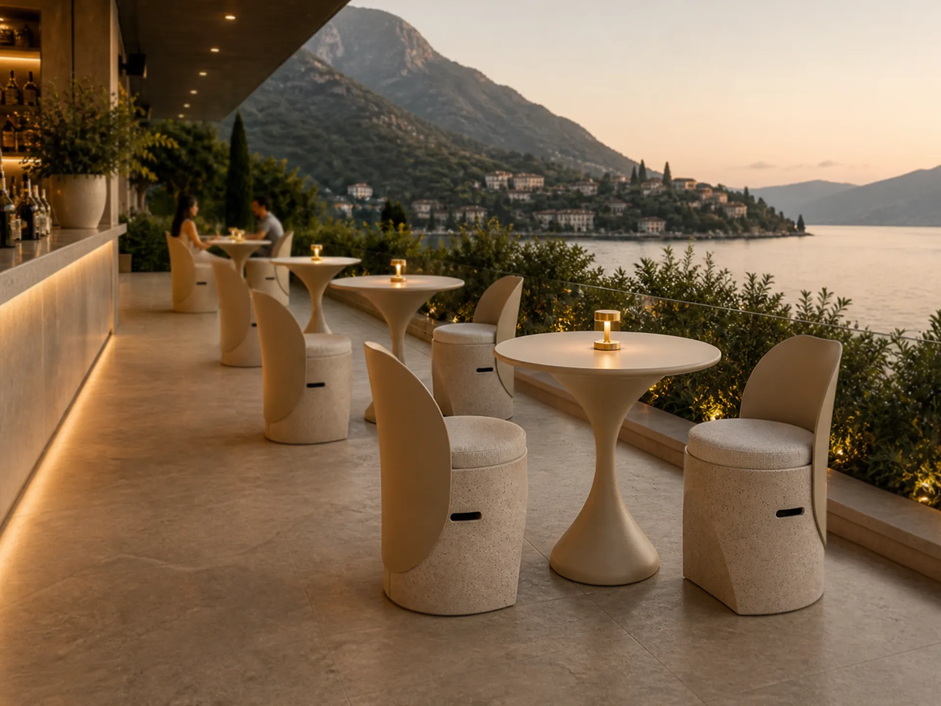 Conjunto de mesas Melody em bege com cadeiras Cloe em bar lounge exterior com vista rio.