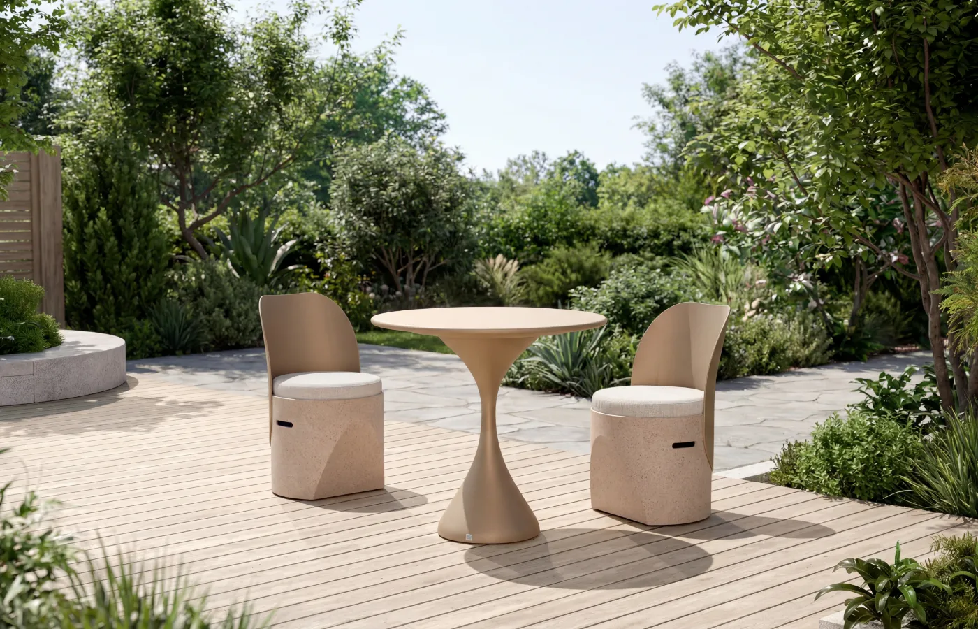 Mesa de jantar redonda Melody em beige para exterior, entre duas cadeiras Cloe, num deck de madeira rodeado por jardim.