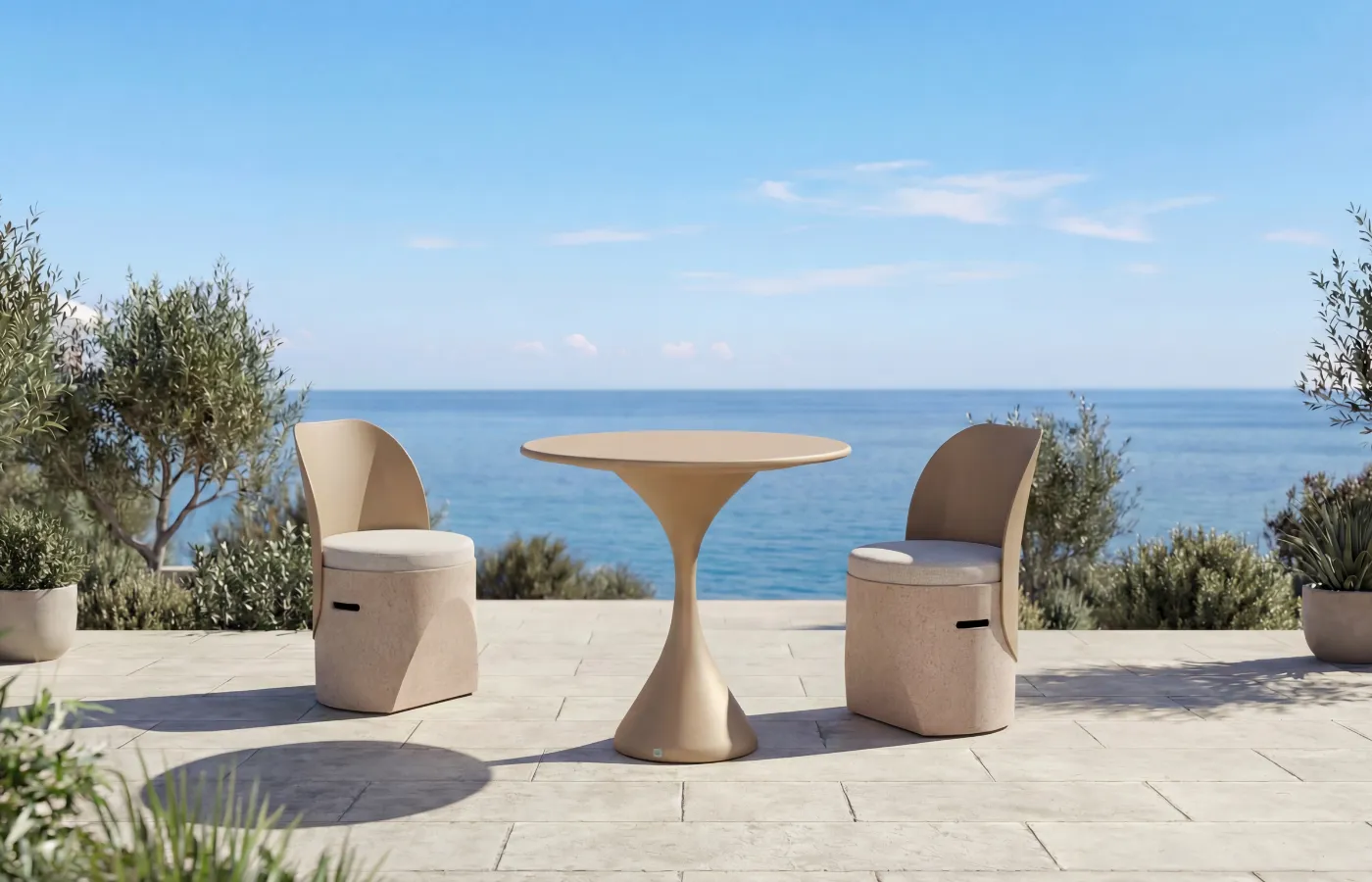 Mesa de jantar redonda Melody em beige para exterior, entre duas cadeiras Cloe, numa varanda com vista para o mar.