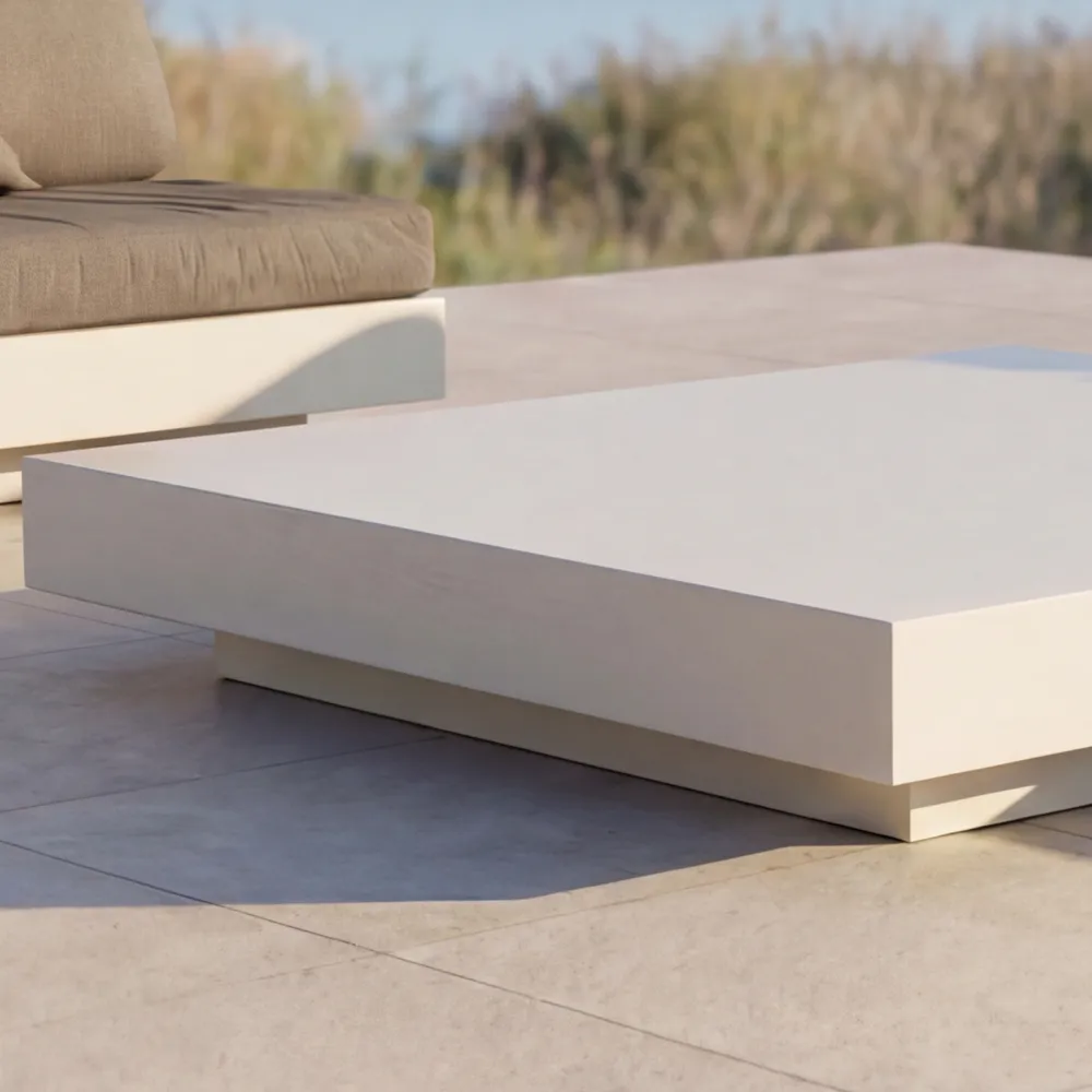 Detalhe da mesa de centro Nordic em branco para exterior, mostrando o tampo quadrado espesso e a base recuada de perfil baixo.