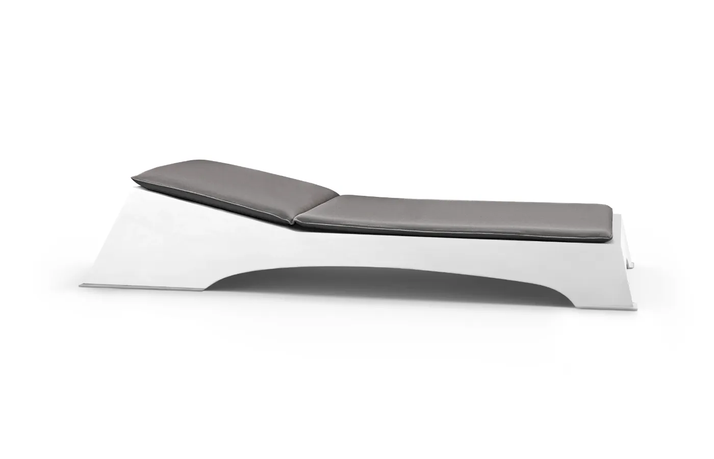Chaise longue Quadra em vista lateral, com base branca reta, recorte arqueado e coxim contínuo no assento e encosto.