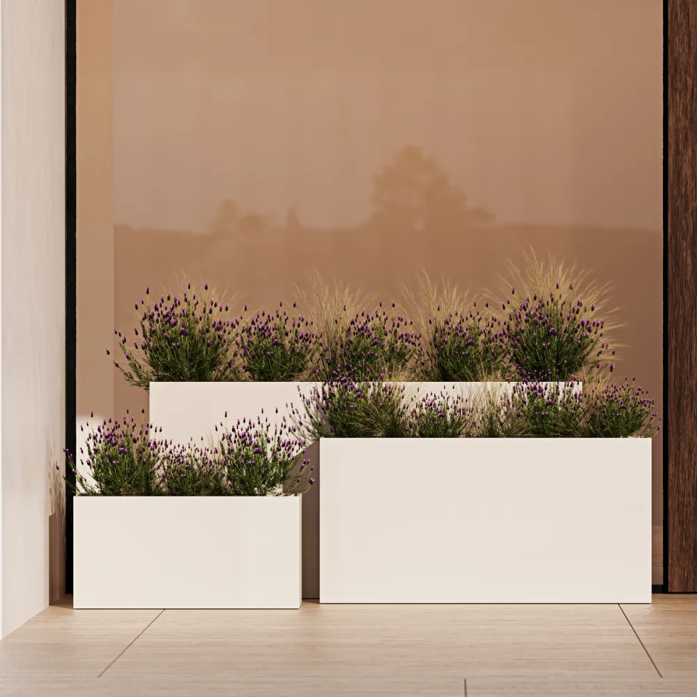 Detalhe das floreiras Quadra retangulares em branco, com linhas retas e composição densa de folhagem florida.