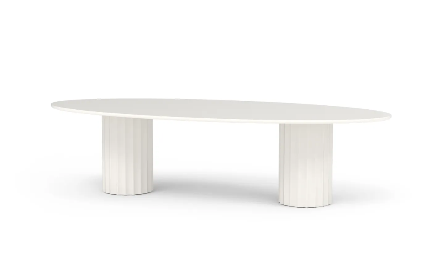Mesa de jantar oval Roma para exterior, em branco mate, com duas bases caneladas, apresentada sobre fundo neutro.