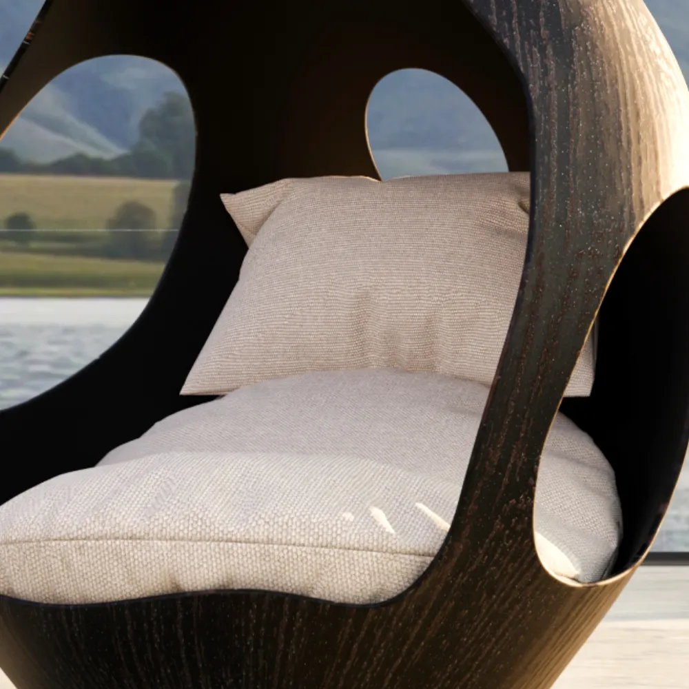 Detalhe do sofá Tulip em textura côco com almofadas claras e estrutura envolvente com aberturas laterais visíveis.