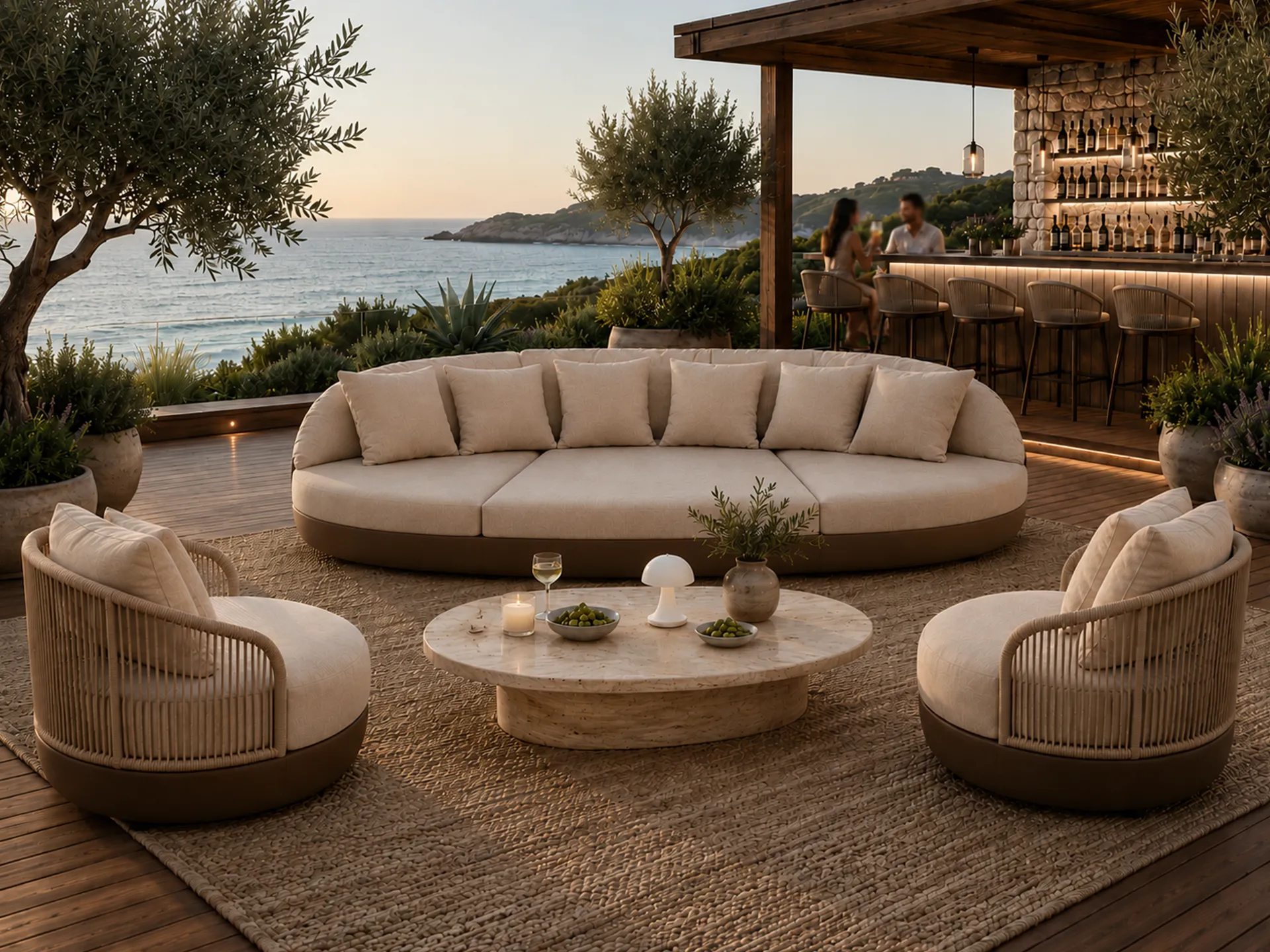 Conjunto de sofá Victoria oval e cadeirões modernos em cor bronze com estofo em bege numa esplanada bar lounge com vista mar.