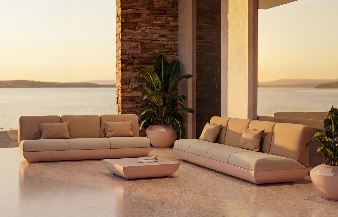 Sofás Victoria em bege num terraço com vista para o mar, com módulos estofados e mesa de centro Victoria.