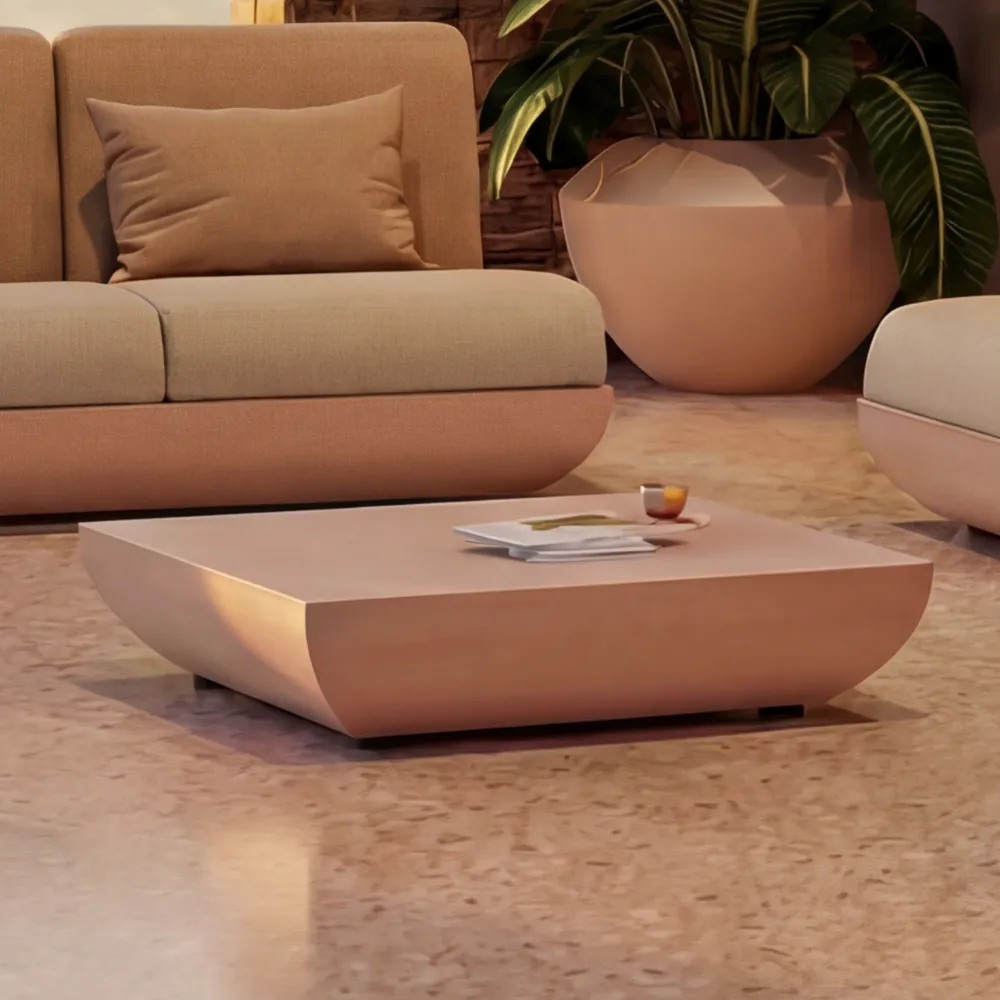 Detalhe da mesa de centro Victoria para exterior em acabamento bege, mostrando a forma quadrada de cantos suaves e perfil baixo.