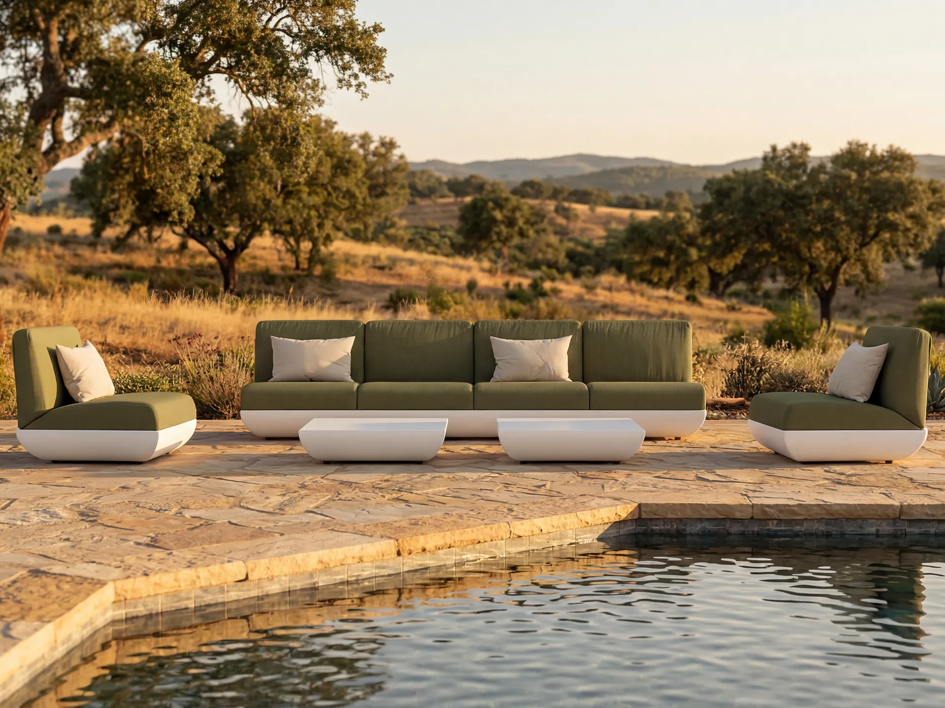 Ambiente de terraço junto à piscina com duas mesas de centro Victoria colocadas entre sofás Victoria.