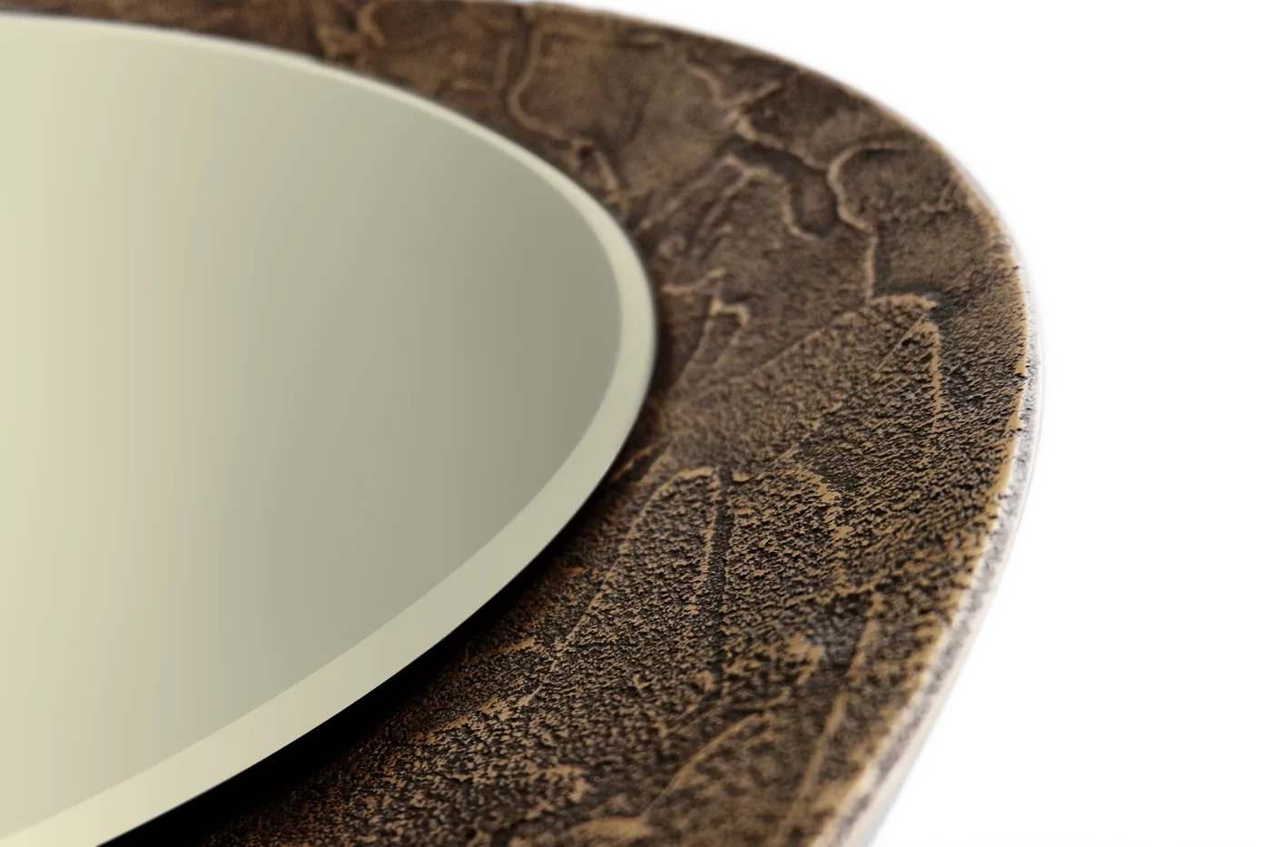 Detalhe espelho Aurora em cor corten sobre textura "Forja" e espelho bronze