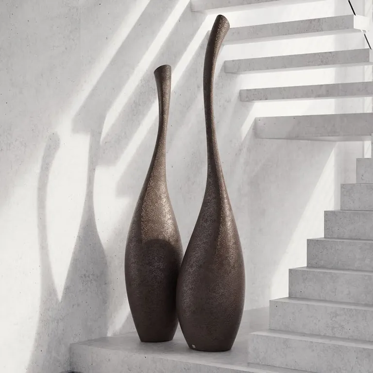 Solitary decorative planters for indoor