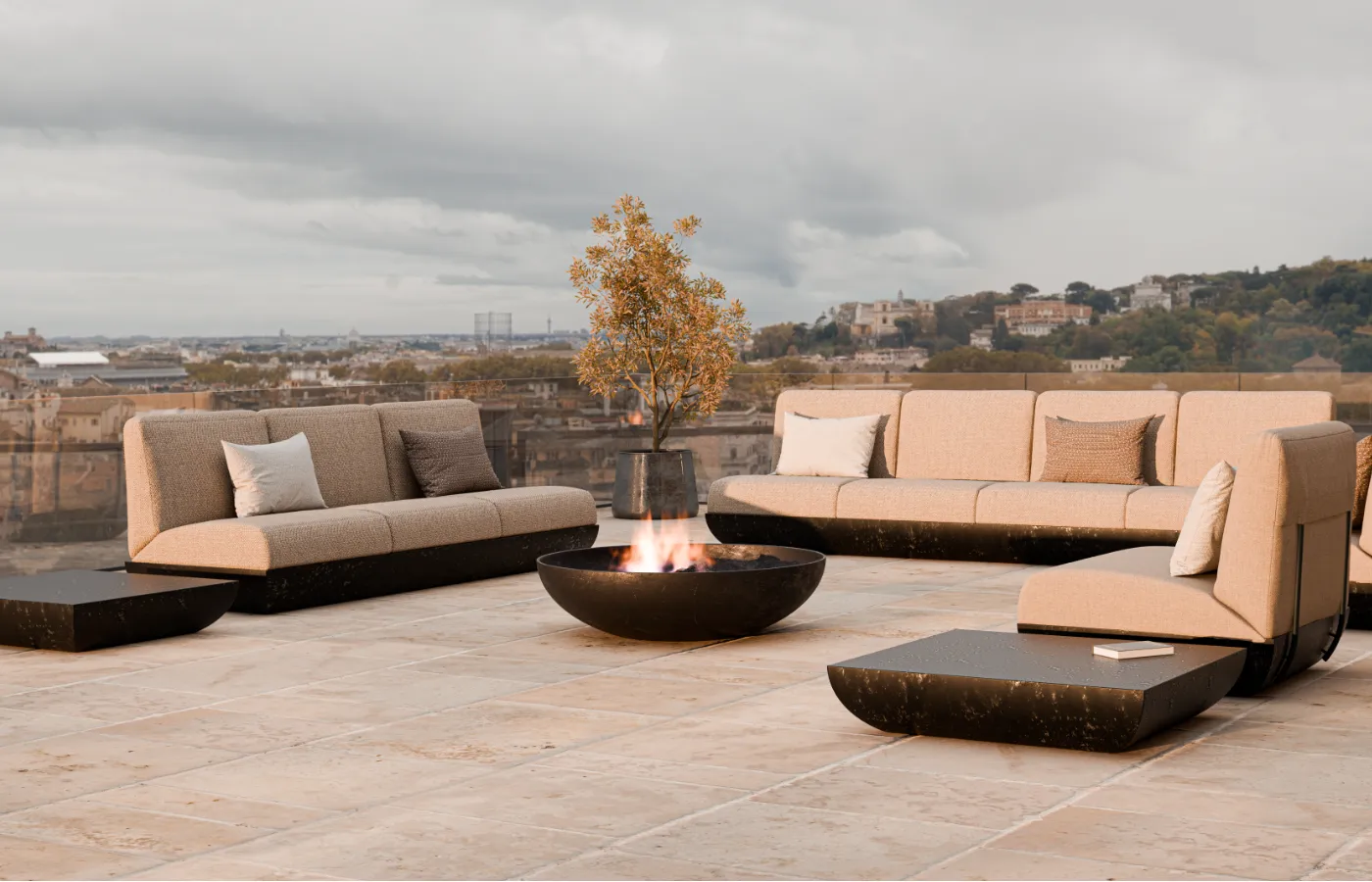 Conjunto de sofás e mesas Victoria em varanda urbana com lareira central, num ambiente de outono elegante e acolhedor.