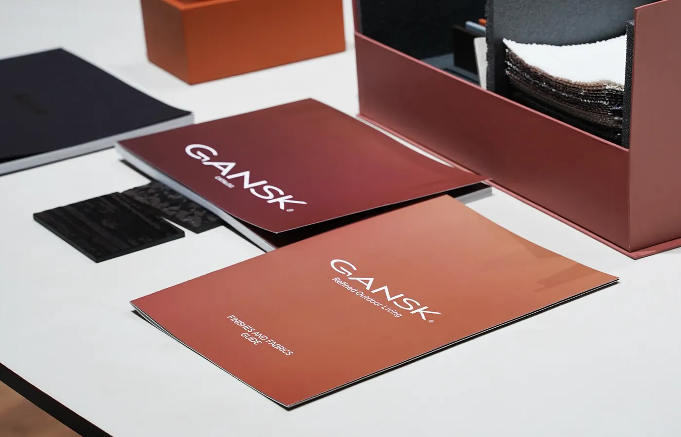 Novos tecidos Sunbrella, acabamentos e cores da GANSK apresentados na Salone del Mobile Milano 2026.