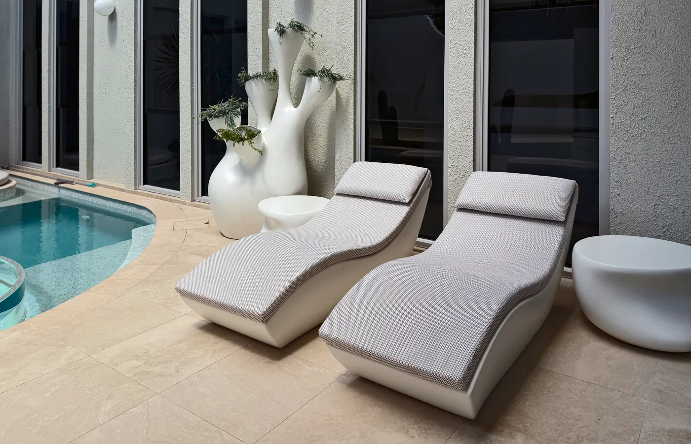Zona de piscina com chaise longues Spa, vaso Coral e mesas de apoio Echo