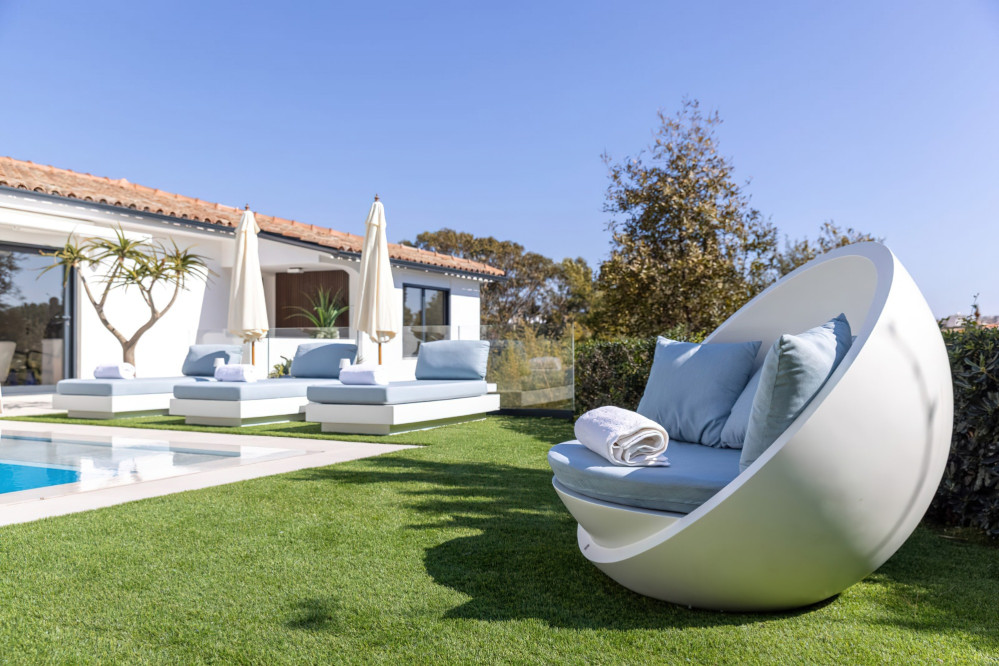 Sofá de exterior elegante e luxuoso. Com design moderno, confortável, e materiais de boa qualidade para um prazer duradouro.