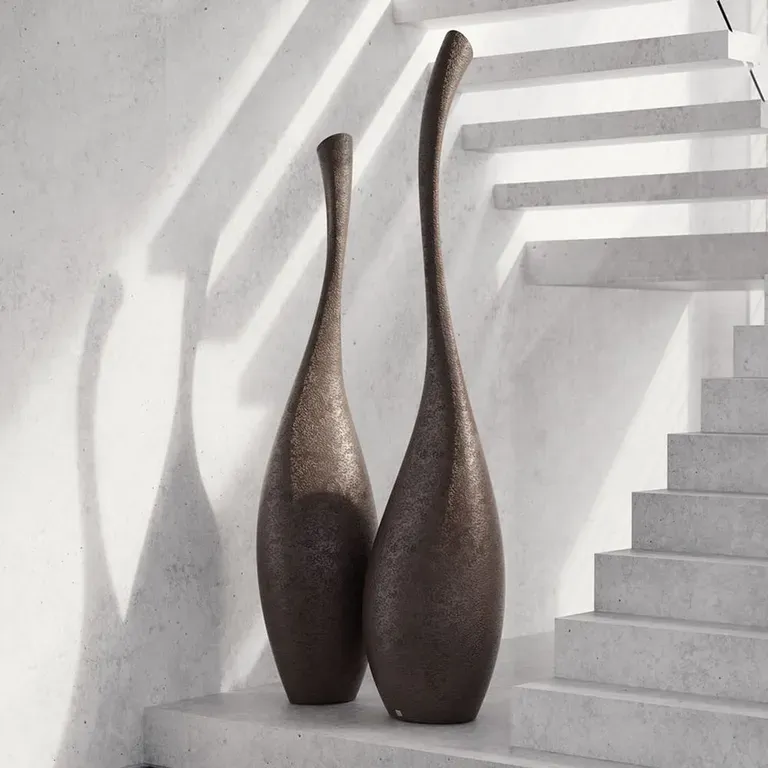 Solitary decorative planters for indoor